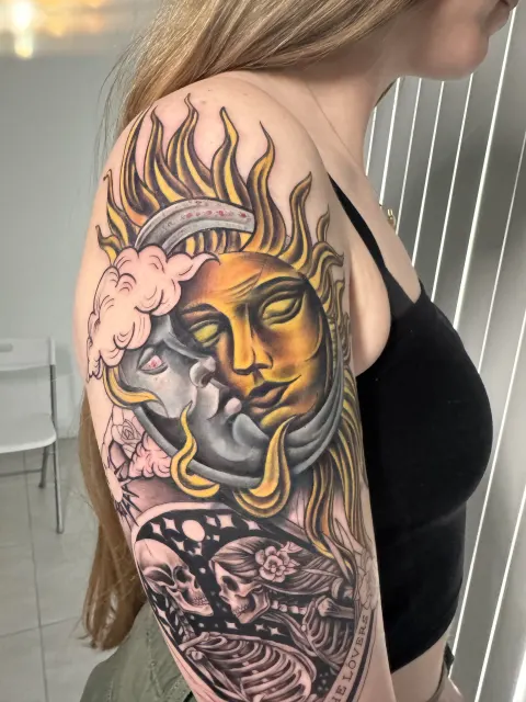 Cover up a color terminado: sol dorado y luna plateada sobre una pareja de esqueletos y la cinta The Lovers