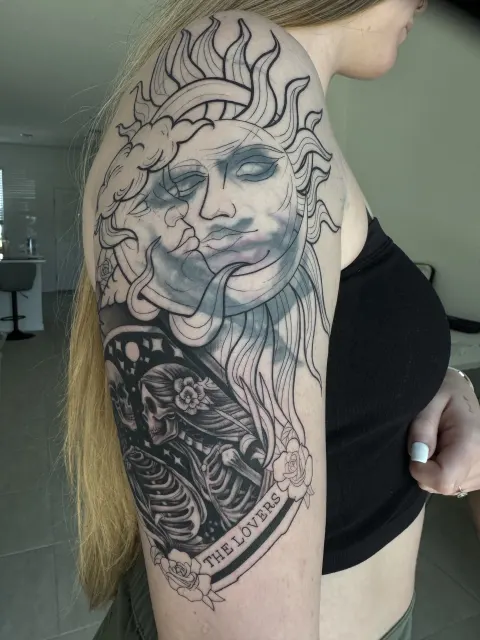 Stencil y líneas a mano alzada del diseño de sol y luna sobre el tatuaje viejo