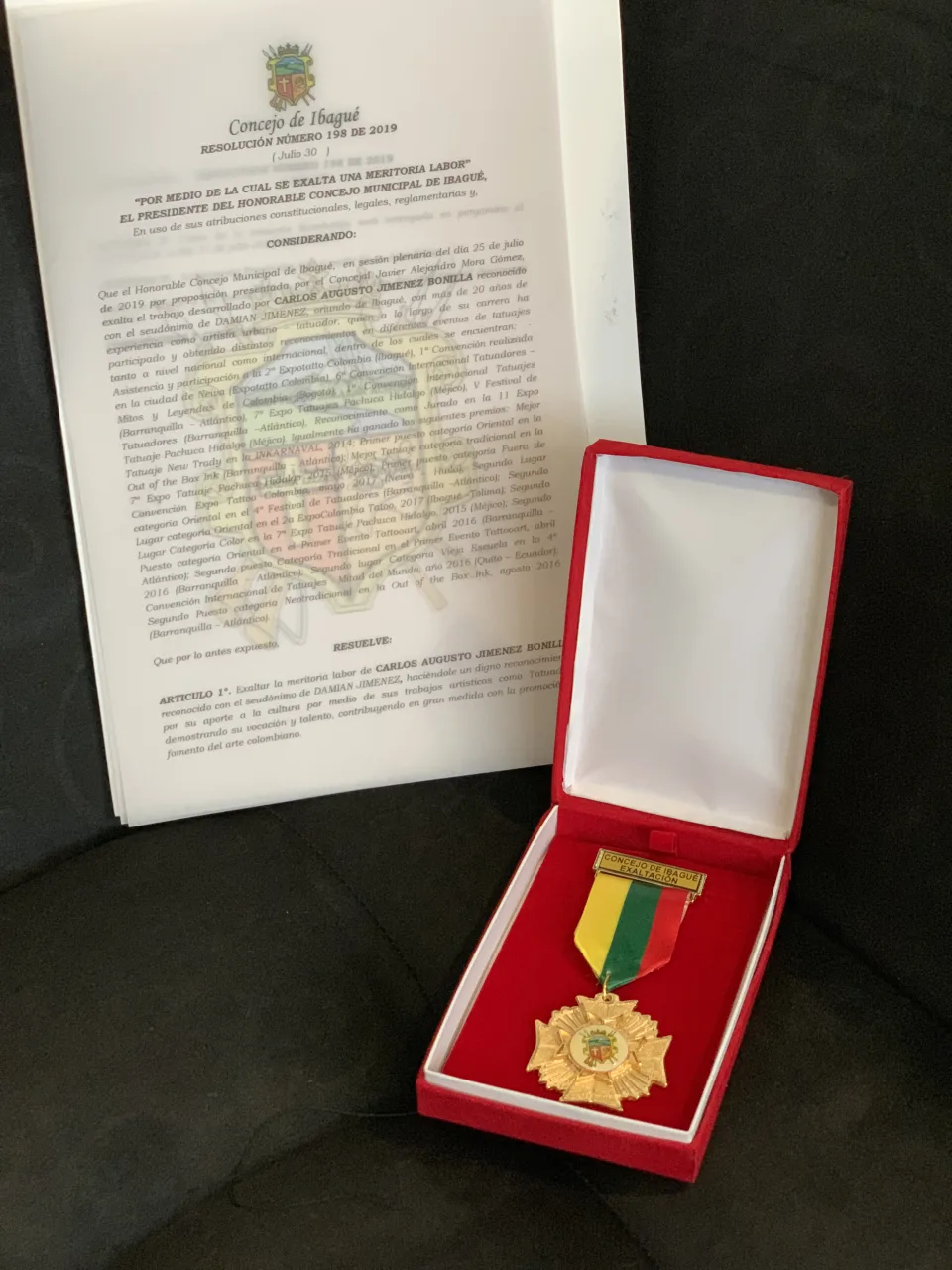 Resolution 198 of 2019 from the Ibagué City Council beside the medal awarded with it