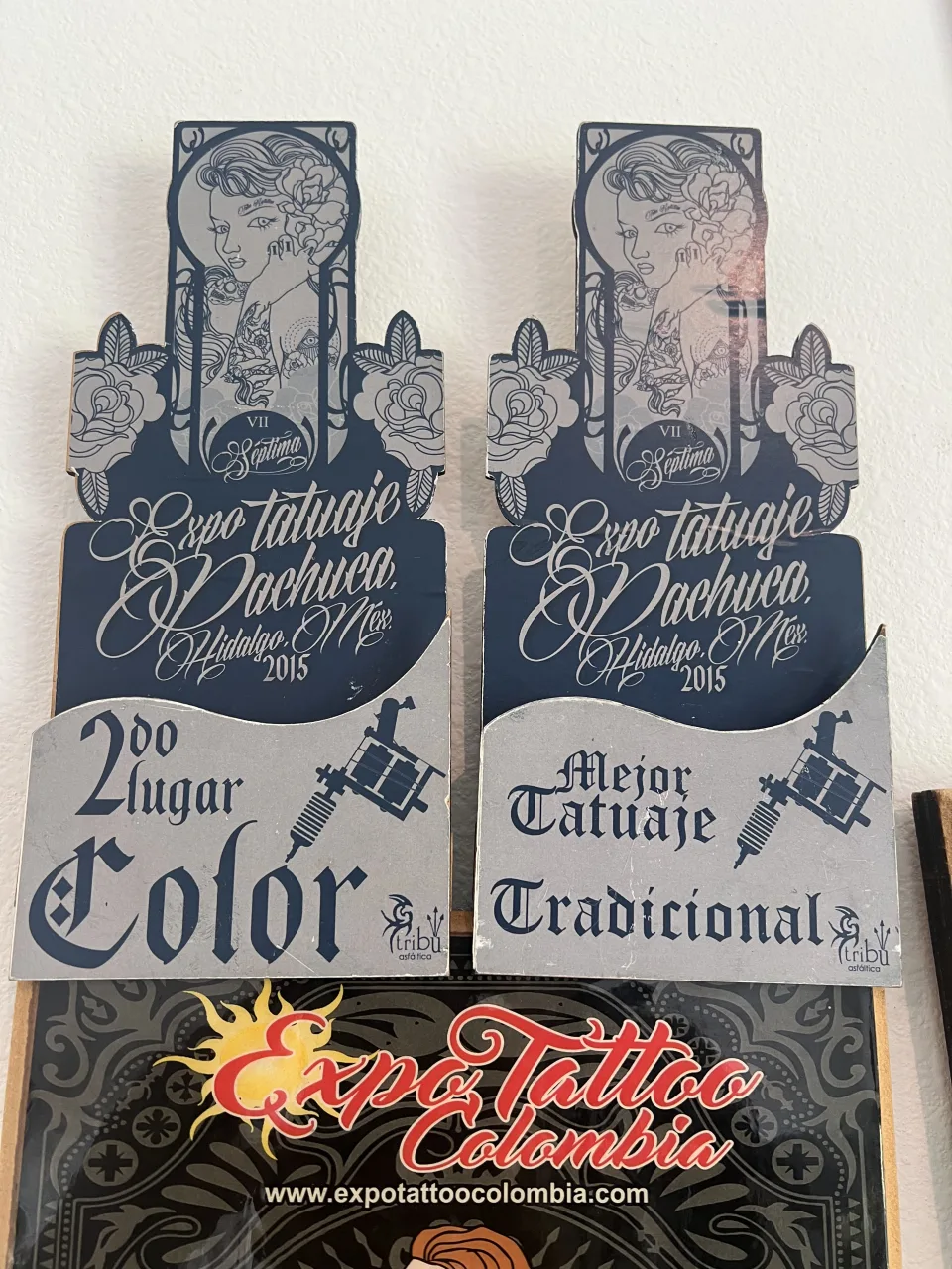 Two plaques from the 7th Expo Tatuaje Pachuca Hidalgo 2015, second place color and best traditional tattoo