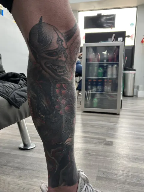 Manga de pierna de estilo japonés desvanecida, con una máscara hannya oscura, antes de la restauración